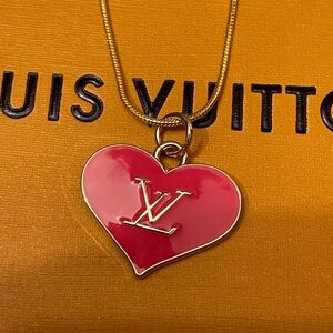 HOT PINK FASHION LV HEART PULL CHARM ON NWOT UNBRANDED GOLD PLATED CHAIN 💕💜
